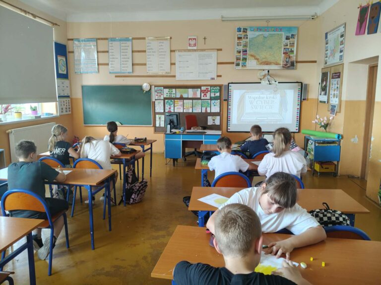 Uczniowie klasy III podczas spotkania z pedagogiem specjalnym w ramach programu „Wspólne kroki w cyberświecie”