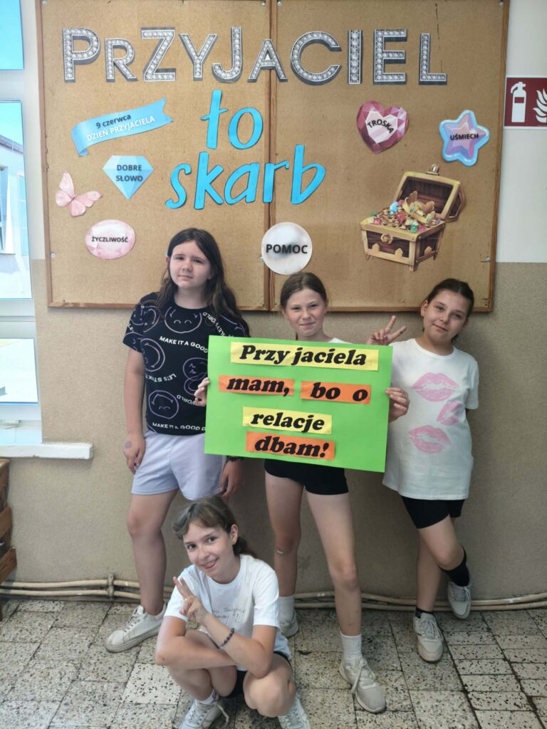Uczennice klasy IV a promujące hasło „Przyjaciela mam, bo o relacje dbam”