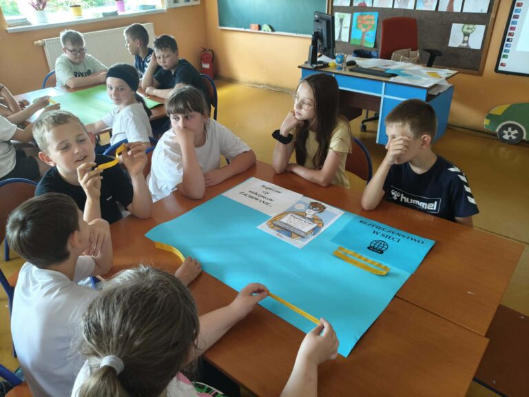 Klasa III podczas pracy na zajęciach w ramach programu „Wspólne kroki w cyberświecie”