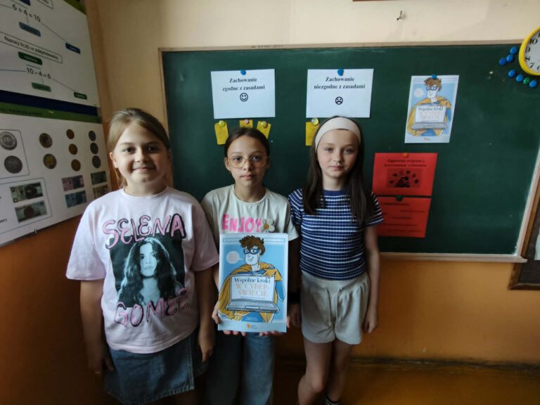 Uczennice klasy III podczas spotkania z pedagogiem specjalnym w ramach programu „Wspólne kroki w cyberświecie”