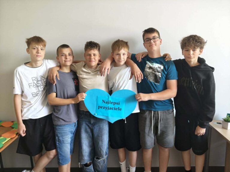 Uczniowie klasy VI a podczas obchodów Dnia Przyjaciela