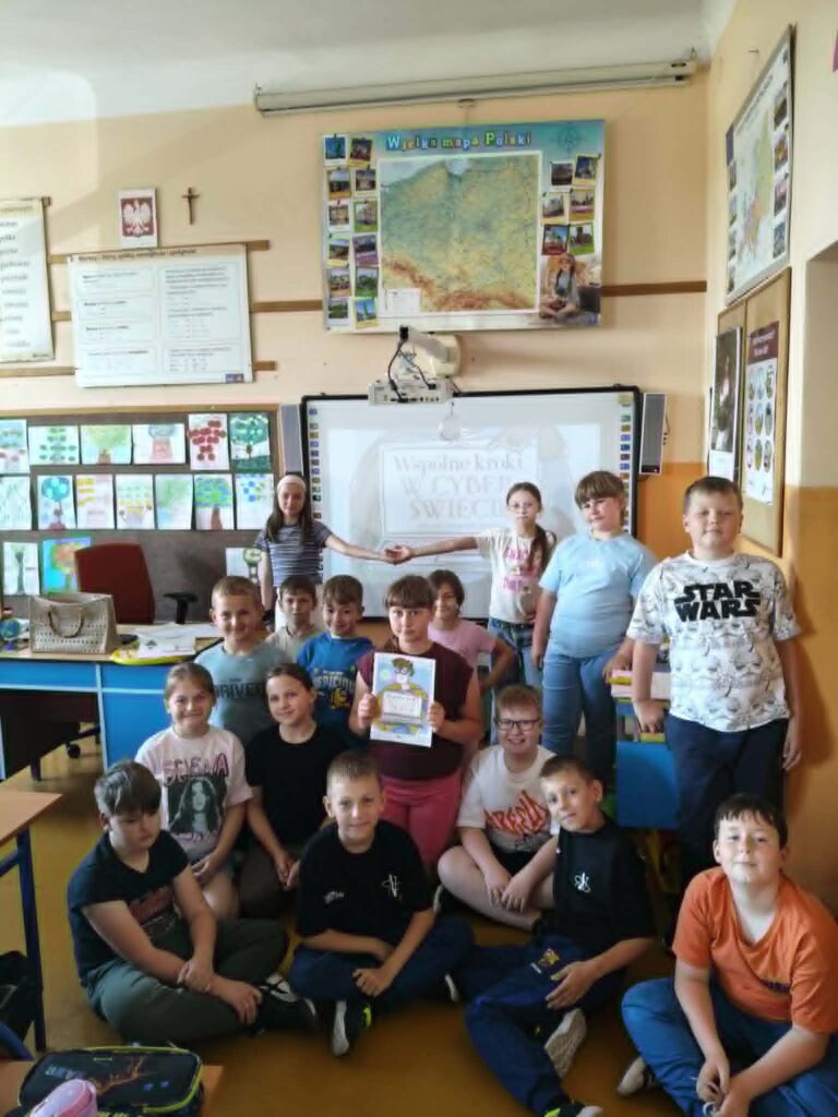 Klasa III podczas spotkania z pedagogiem specjalnym w ramach programu „Wspólne kroki w cyberświecie”