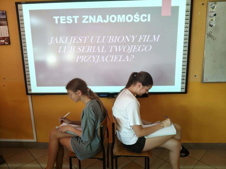 Klasa VII podczas zajęć z pedagogiem specjalnym - Test znajomości przyjaciół