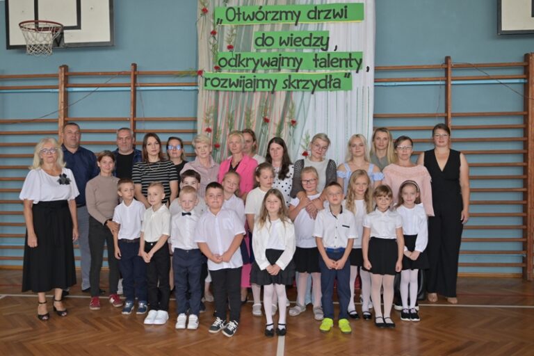 Grupowe zdjęcie uczniów, rodziców i wychowawcy kl. I