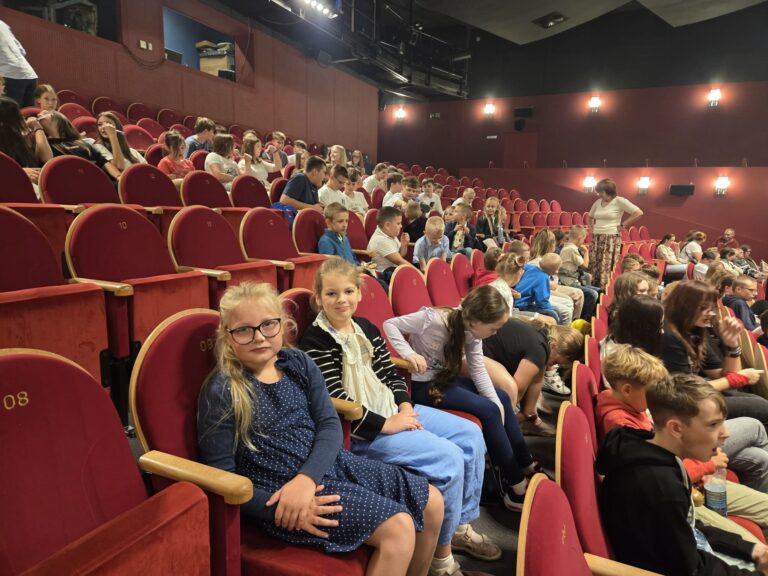 Uczniowie na widowni